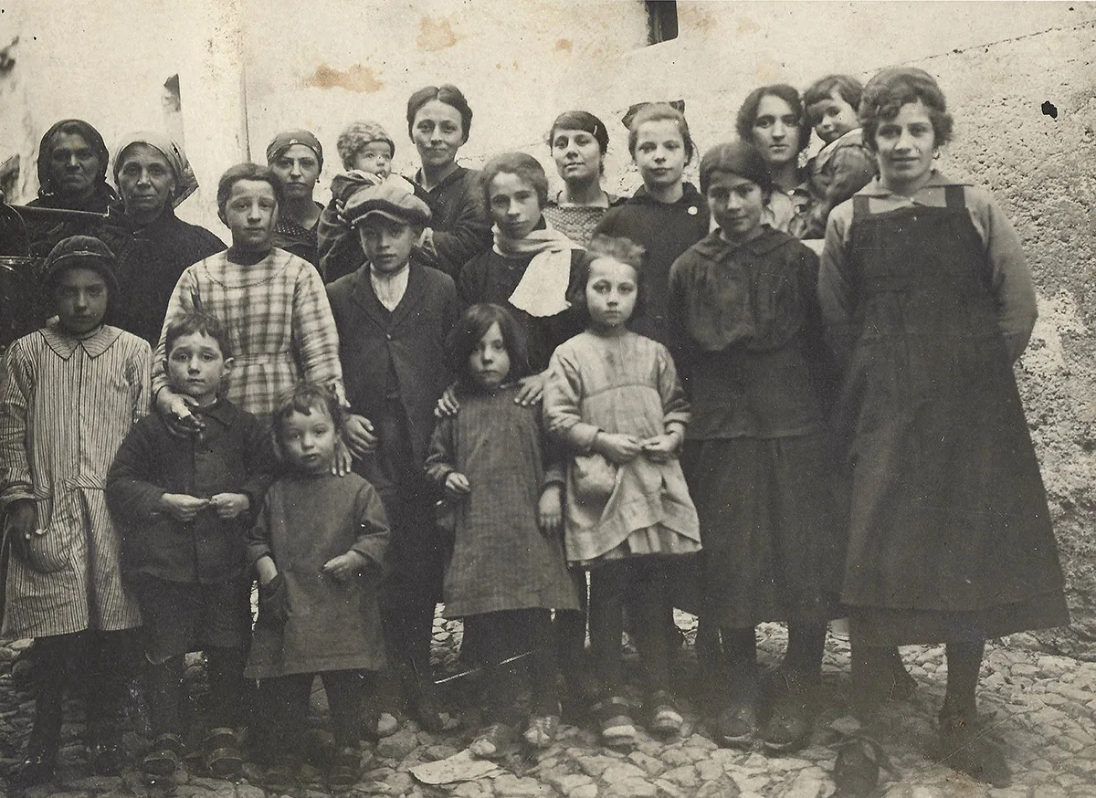 In der Mitte der hinteren Reihe ist Ovidio in den Armen seiner Mutter Maria zu sehen, rechts davon Nives in den Armen ihrer Mutter Maddalena, Cabbio, 1921.