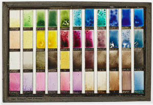 The actual colour of a glass only becomes visible after it has been fired. These fired colour samples are used for comparison with the template.