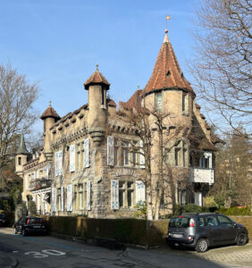 A trial run in villa form. Two years before the construction of the festival hall for the Lucerne shooting competition in 1901, Hans Siegwart built the home and studio Farnburg at Reckenbühlstrasse 2 for his brother, sculptor Hugo Siegwart.