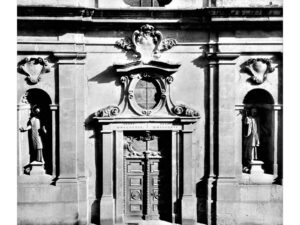 Facade of Solothurn Jesuit Church in its damaged state before the restoration in 1936 (left). A cartouche above the portal bore the coat of arms of King Louis XIV, which was scraped off in April 1798. Above the sculptures at the sides, the cartouches bearing the coat of arms of the French ambassador have been erased.