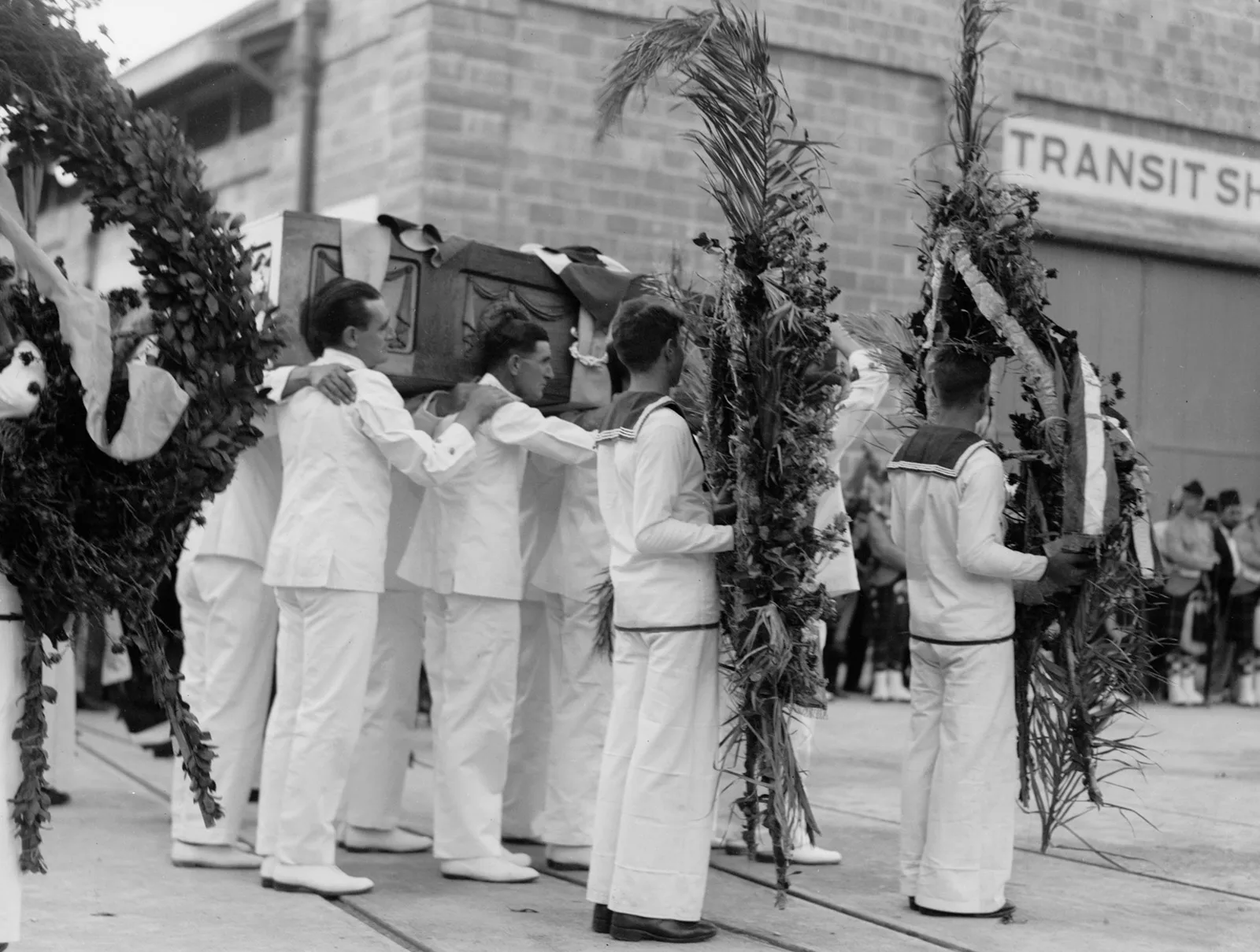 Am 14. September 1933 werden die sterblichen Überreste von Königs Faysal I. mit einem britischen Kreuzer nach Haifa überführt. Der Sarg von König Feisal wird von britischen Marinesoldaten getragen.