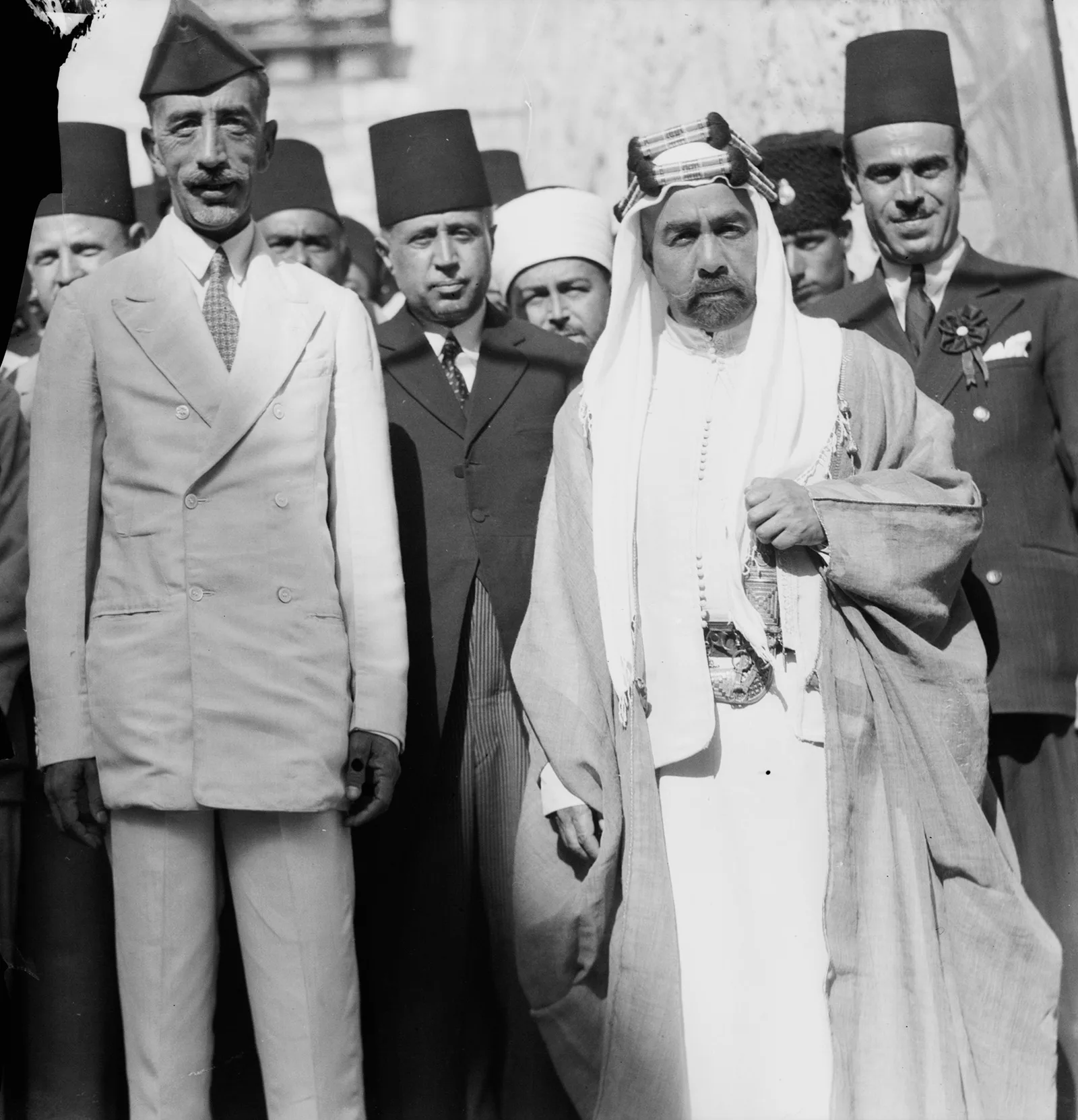 Faysal I. (links) 1933 zu Besuch in Palästina, kurz vor seiner Reise nach Europa, auf der er den tödlichen Herzinfarkt erlitt. Neben ihm sein Bruder Abdallah I., damals 1933 Emir von Transjordanien.