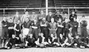 Mannschaftsbild des F. C. Basel von 1898 mit John Tollmann (mittlere Reihe, Sechster von links).