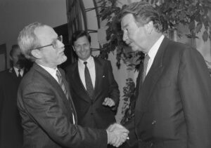 Le ministre-président de la RDA Lothar de Maizière (à gauche) et le ministre suisse des Affaires étrangères René Felber en 1990 à Berne.