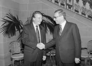UN Secretary-General Boutros Boutros-Ghali, pictured here with Federal Councillor René Felber in 1992, cultivated good relations with Switzerland. However, he did not want to locate the Secretariat of the Commission on Sustainable Development in Geneva.
