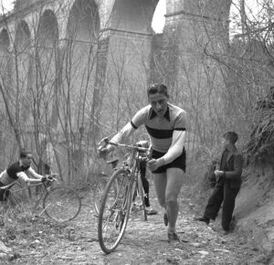 Ferdy Kübler an einem Radquerrennen 1940.