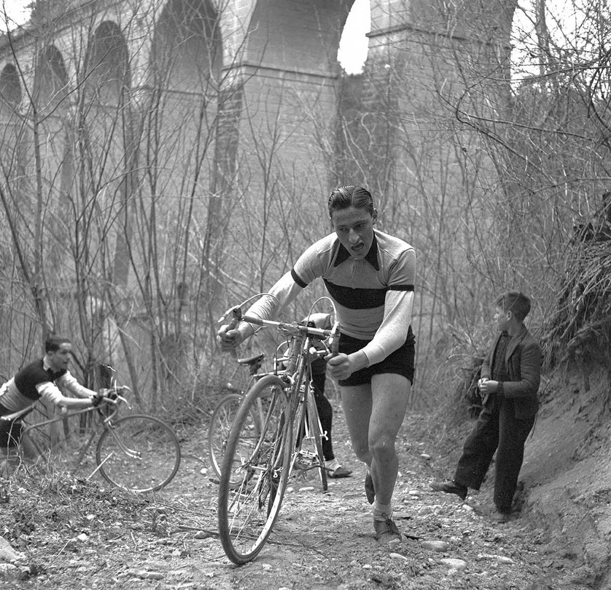 Ferdy Kübler an einem Radquerrennen 1940.