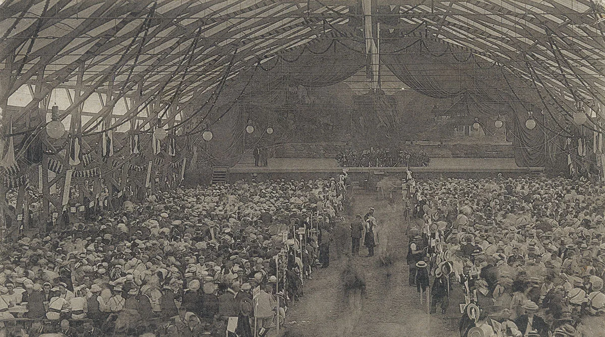 Eine Festhalle gehört bis heute zu jedem Turnfest, hier die Festhütte am Eidgenössischen Turnfest 1906 in Bern.