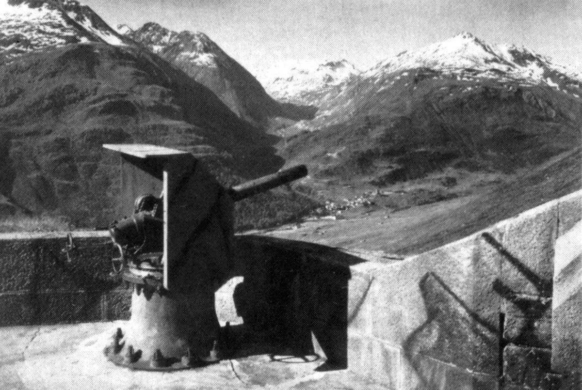 Die Festung Bäzberg war Teil des Réduits. Im Hintergrund ist Hospenthal zu erkennen.