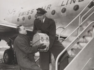 Une copie du long métrage «La dernière chance» est transportée de Zurich aux Etats-Unis en 1945, où elle apporte une renommée internationale à la société suisse Praesens-Film.