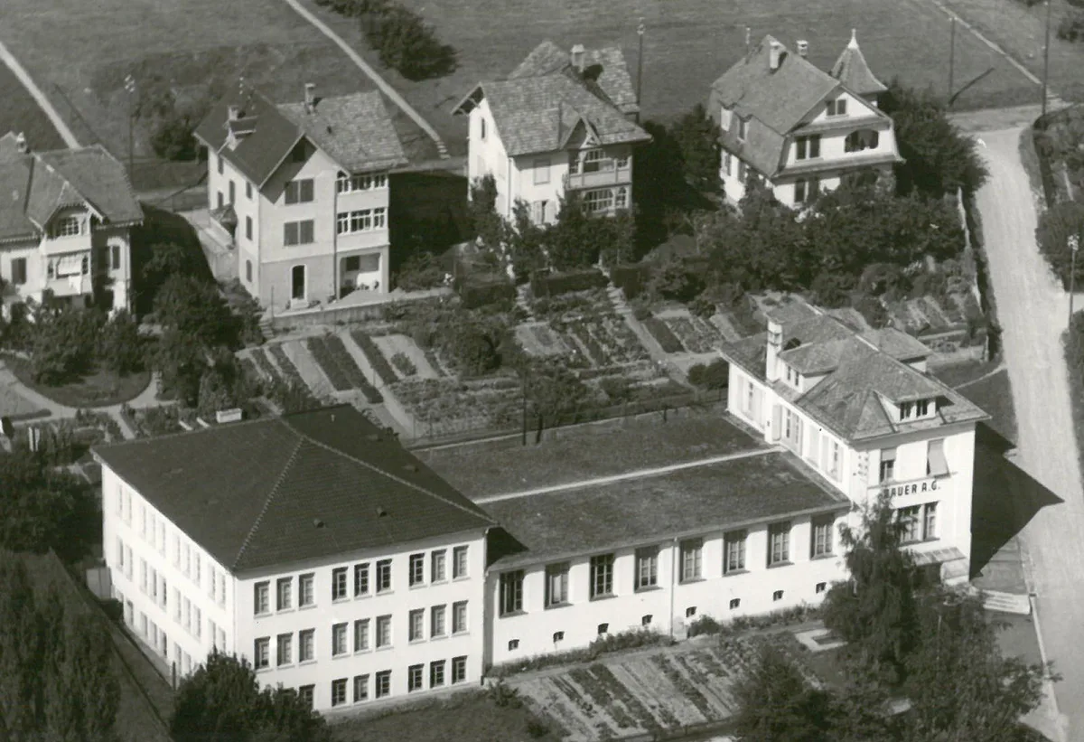Luftaufnahme der Firma Bauer in Wetzikon. Hier wurden jährlich rund 50'000 Kässeli für die ganze Schweiz hergestellt.