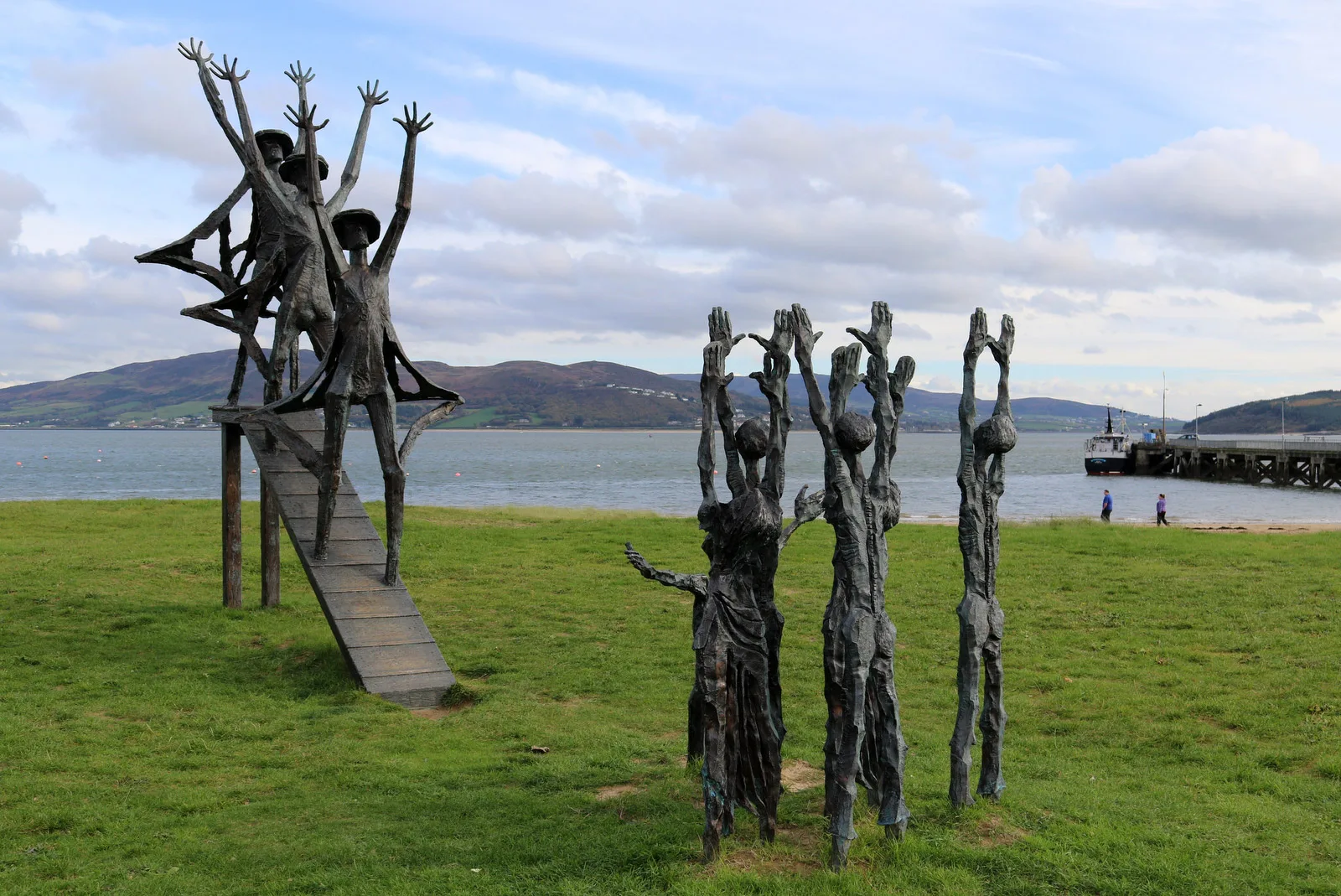 An einem Strand in Rathmullan (Irland) erinnert eine Bronzeskulptur an die «Flight of the Earls». Sie kehrten nie zurück und lebten für den Rest ihres Lebens im Exil.