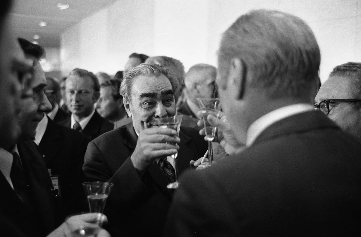 Der sowjetische Staatschef Leonid Breschnew (Mitte) und der amerikanische Präsident Gerald Ford (rechts) stossen auf die unterschriebene KSZE-Schlussakte an. Ein Bild, das einige Jahre zuvor unmöglich gewesen wäre.