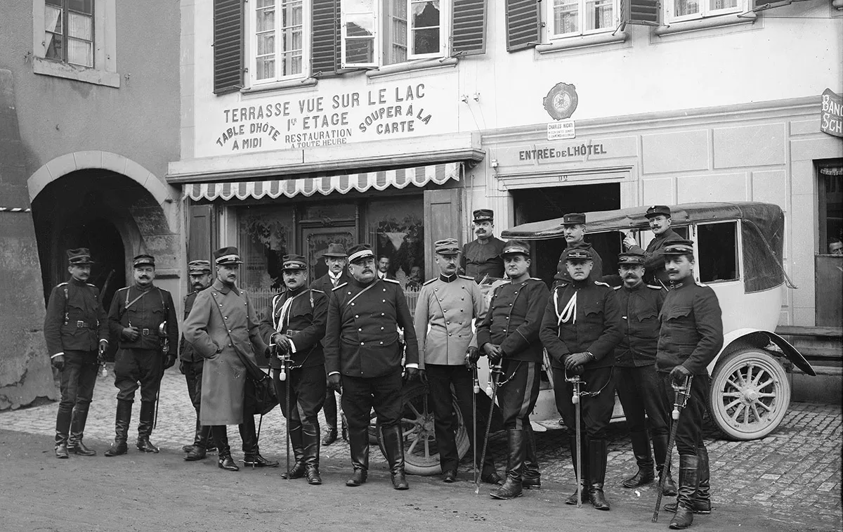 Gruppenbild des Festungskommandos von Murten. In der Mitte Oberst Bolli (6. von rechts) und Stabschef Bircher (4. von rechts).