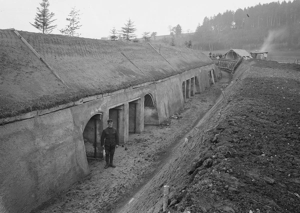 Ein Kehlgraben mit betonierten Unterständen. Viele Feldbefestigungen wurden nach dem Krieg rückgebaut oder zugeschüttet.