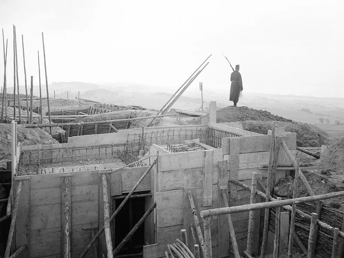 Ein Soldat bewacht den Rohbau der Fortifikation Murten. Das Bild entstand wahrscheinlich Ende 1914.