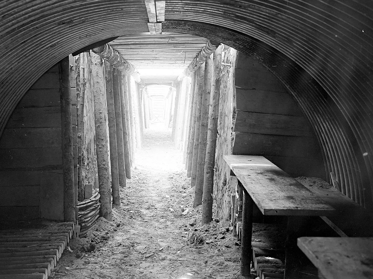 Abri renforcé par de la tôle ondulée dans le point d’appui d’Ausserfeld près de Jeuss. C’est ici que les soldats prenaient leurs repas ou se reposaient après la relève de la garde.