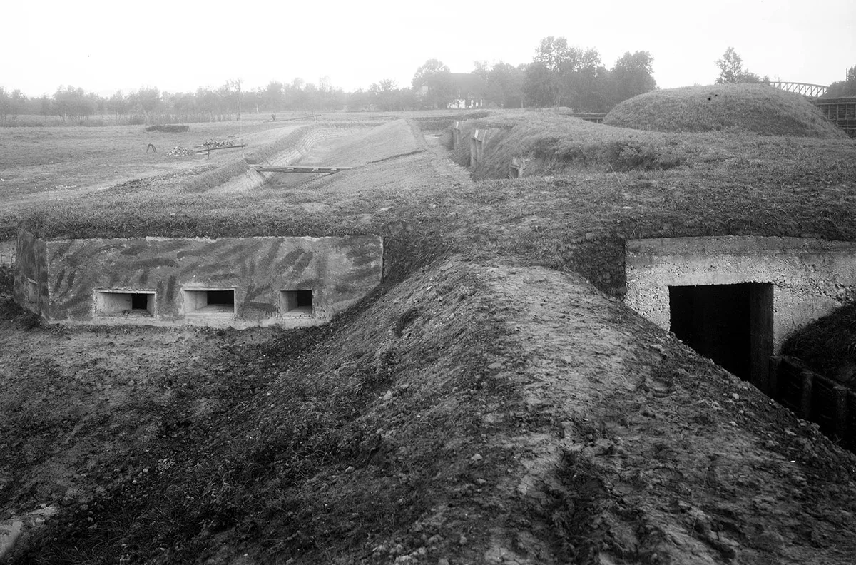 A defensive wall at the language border near Gals. The Zihl canal can be seen on the left. The river marks the German-French language divide.