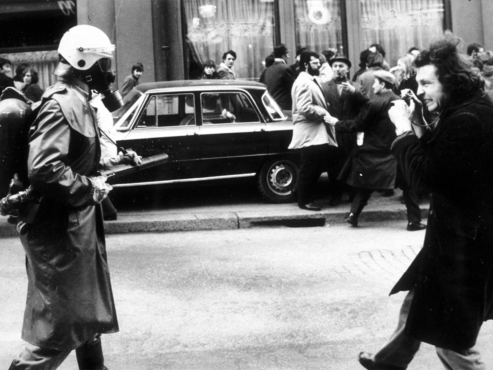 Fotoreporter Eric Bachmann beim Fotografieren an einer Demonstration in Zürich 1968. Unbekannter Fotograf.