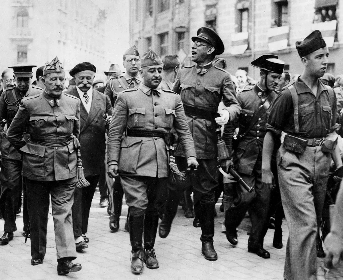 Francisco Franco (Mitte) im August 1936 in Burgos.