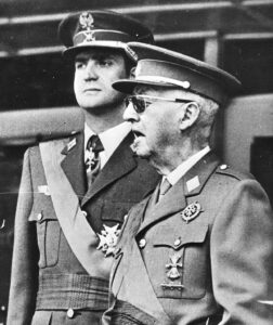 Francisco Franco, im Hintergrund der junge Juan Carlos. Aufgenommen im Oktober 1975.