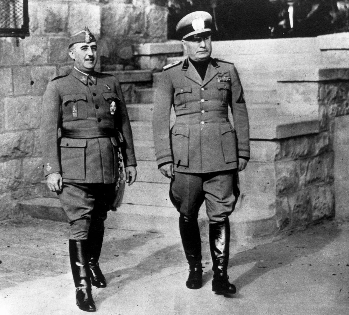 Benito Mussolini (rechts) unterstützte General Franco bereits seit dem Beginn des Spanischen Bürgerkriegs im Juli 1936. Das Bild der beiden Diktatoren wurde 1941 aufgenommen.