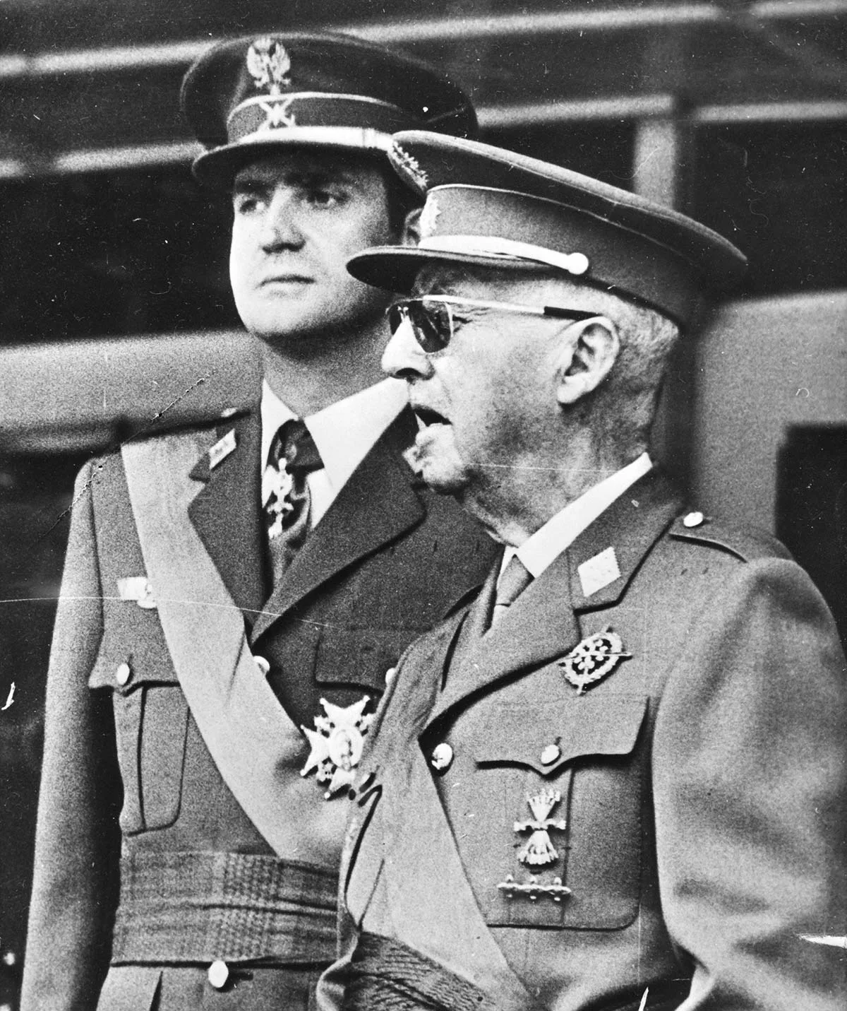 Francisco Franco, im Hintergrund der junge Juan Carlos. Aufgenommen im Oktober 1975.