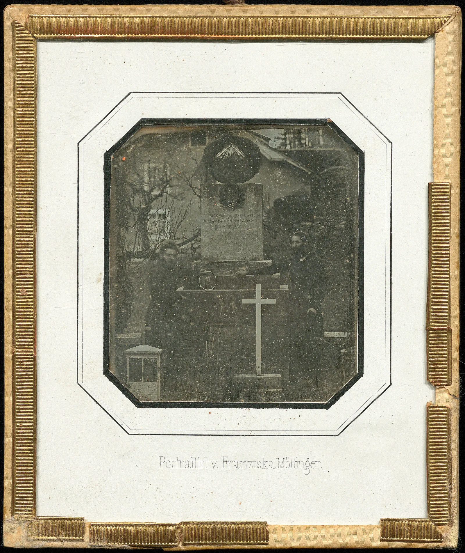 Franziska Möllinger: Zwei Männer vor dem Grabmal für Tadeusz Kościuszko in Zuchwil.