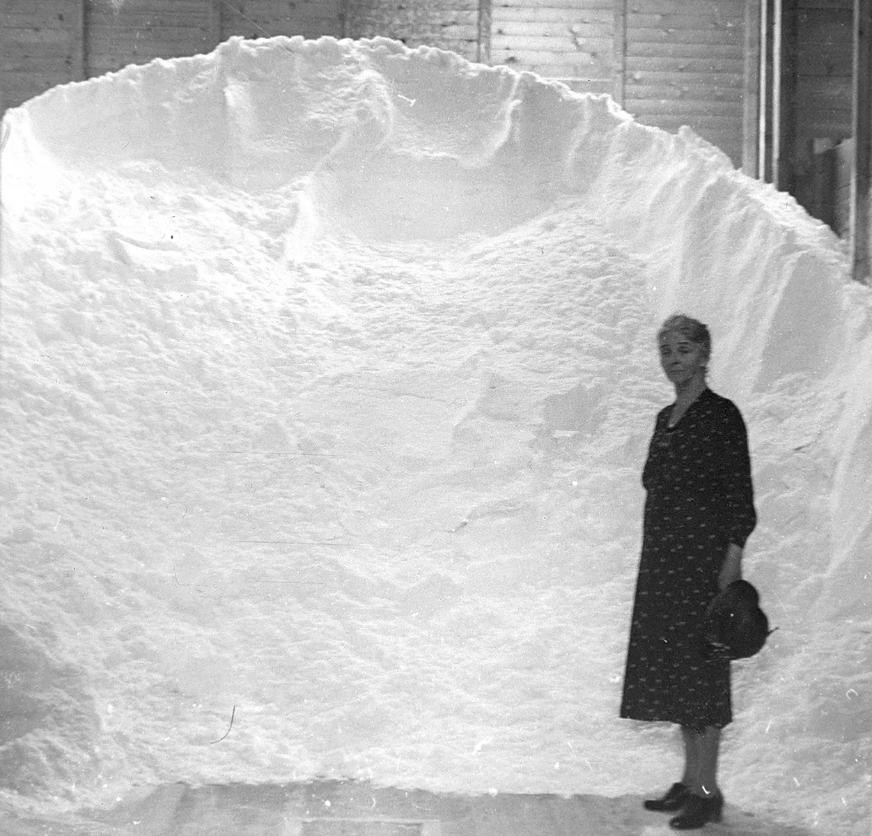 Frau vor einem Salz-Haufen in Schweizerhalle, 1950.