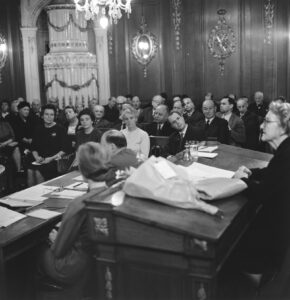 Elisabeth Vischer-Alioth addressing the local authority, as its oldest serving member, in the parliament chamber on 5 December 1961. The women of Basel had acquired the right to vote and stand for election at communal level three years earlier. This photograph by Hans Bertolf appeared in the Basler National-Zeitung on 6 December 1961.