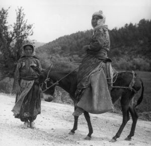 Iris von Roten prend toujours des photographies lors de ses voyages. «Entre Eskişehir et Kütahya, été 1960», note-t-elle sur cette photo.