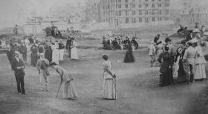 Quelques femmes manient le putter sous l’œil attentif d’Old Tom Morris (deuxième en partant de la gauche) à Saint-Andrews, 1894.