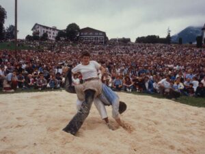 La première fête de lutte suisse féminine à Aeschi bei Spiez a attiré près de 15 000 spectatrices et spectateurs.