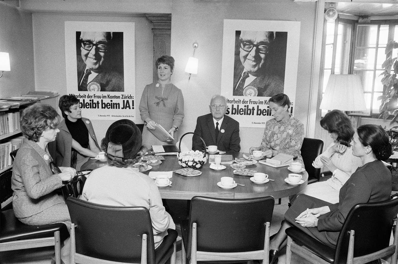 Frauenstimmrechtskampagne in Zürich im November 1970, fotografiert von Hans Gerber.