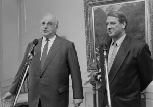 Helmut Kohl, ein Freund der Schweiz, und Adolf Ogi stehen der Presse Red und Antwort.