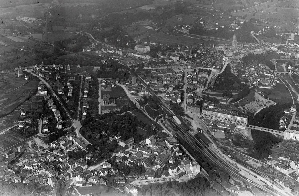 Luftaufnahme der Stadt Freiburg von Walter Mittelholzer, 1919.