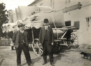 En virée commerciale avec le directeur: achat de houblon dans la région de Hallertau, en Allemagne. Fritz Schoellhorn se trouve à droite. Photo prise en 1906.