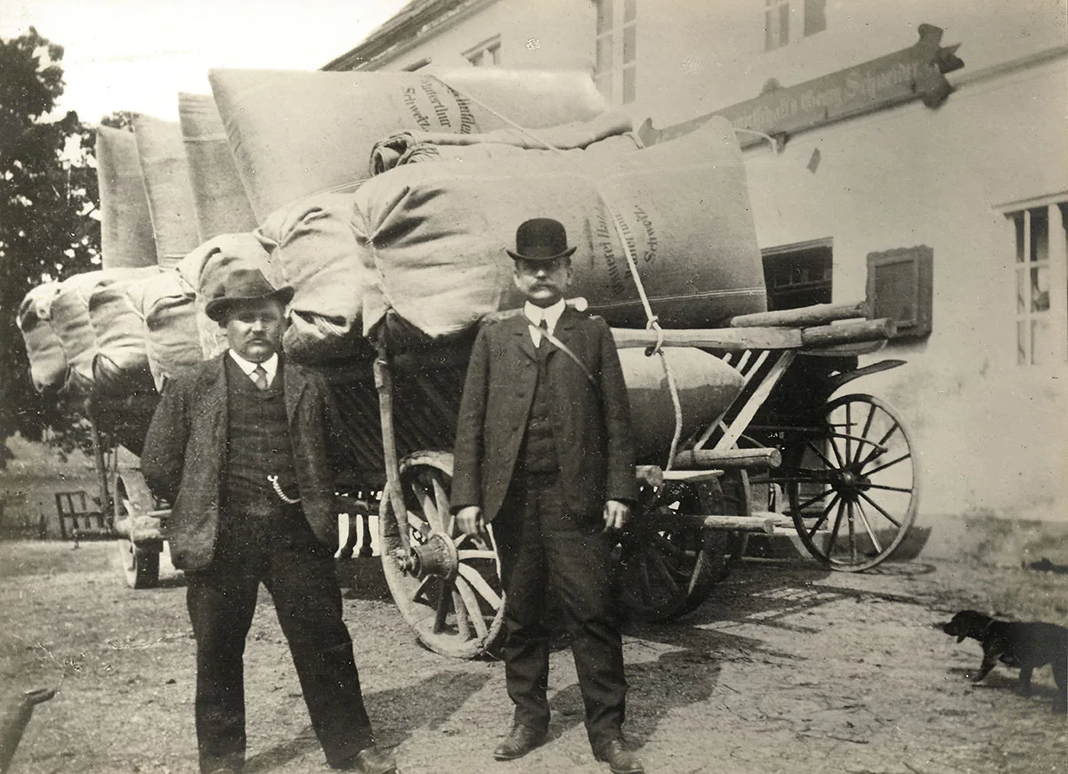 Auf Einkaufstour mit dem Chef: Hopfeneinkauf im deutschen Hallertau. Rechts im Bild Fritz Schoellhorn. Das Bild entstand 1906.