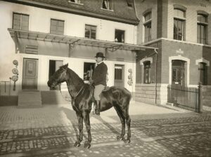 Aufrecht: Direktor Fritz Schoellhorn vor seiner Brauerei, 1906.