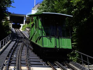 Le funiculaire de Fribourg avec son «aiguillage d’Abt» au milieu du tracé, sur lequel se croisent les cabines.