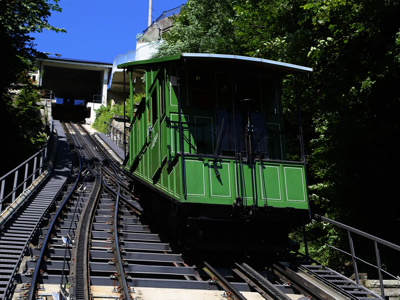 Das «Funiculaire» in Freiburg mit sogenannten «Abt’schen Weiche» in der Mitte der Trasse, auf der sich die Wagen kreuzen.