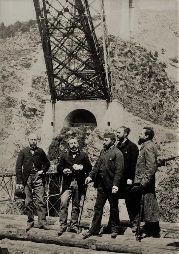 Maurice Koechlin (1er depuis la gauche) et Gustave Eiffel (2e depuis la gauche) sous le viaduc de Garabit.