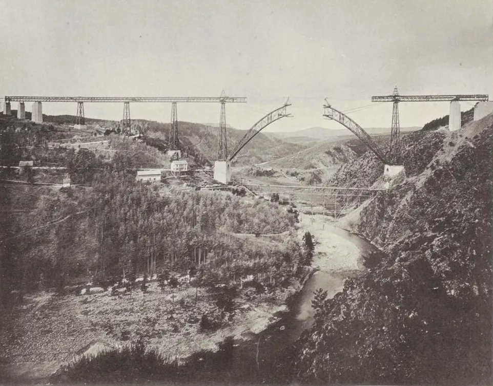 Assembly of the bridge arch at a dizzying height: at 122 metres high, the Garabit Viaduct was and remained the world’s highest railway bridge for 25 years. It is now a UNESCO world heritage site.