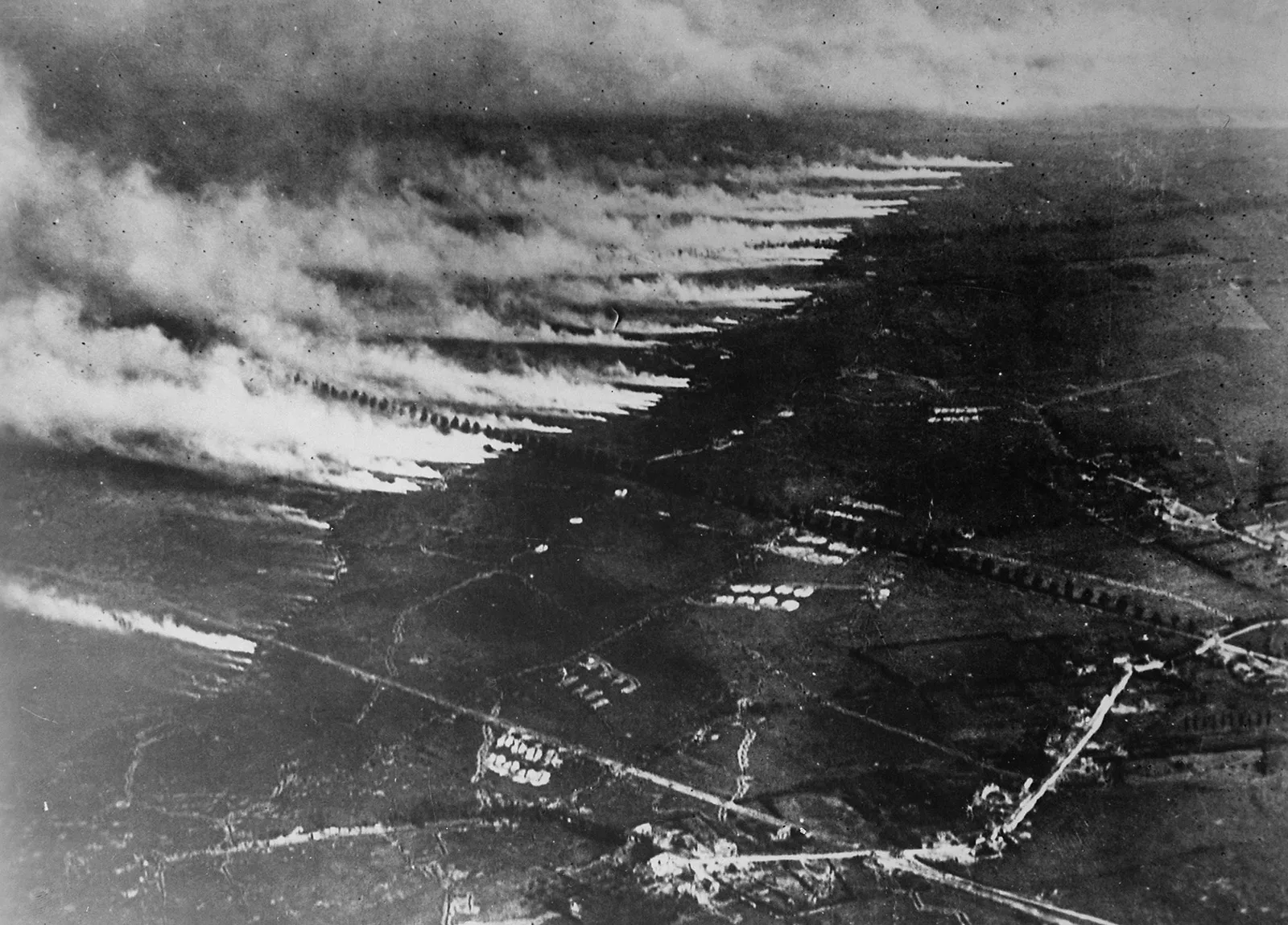 Gas- und Flammenangriff der französischen Armee auf deutsche Schützengräben in Flandern, Belgien.