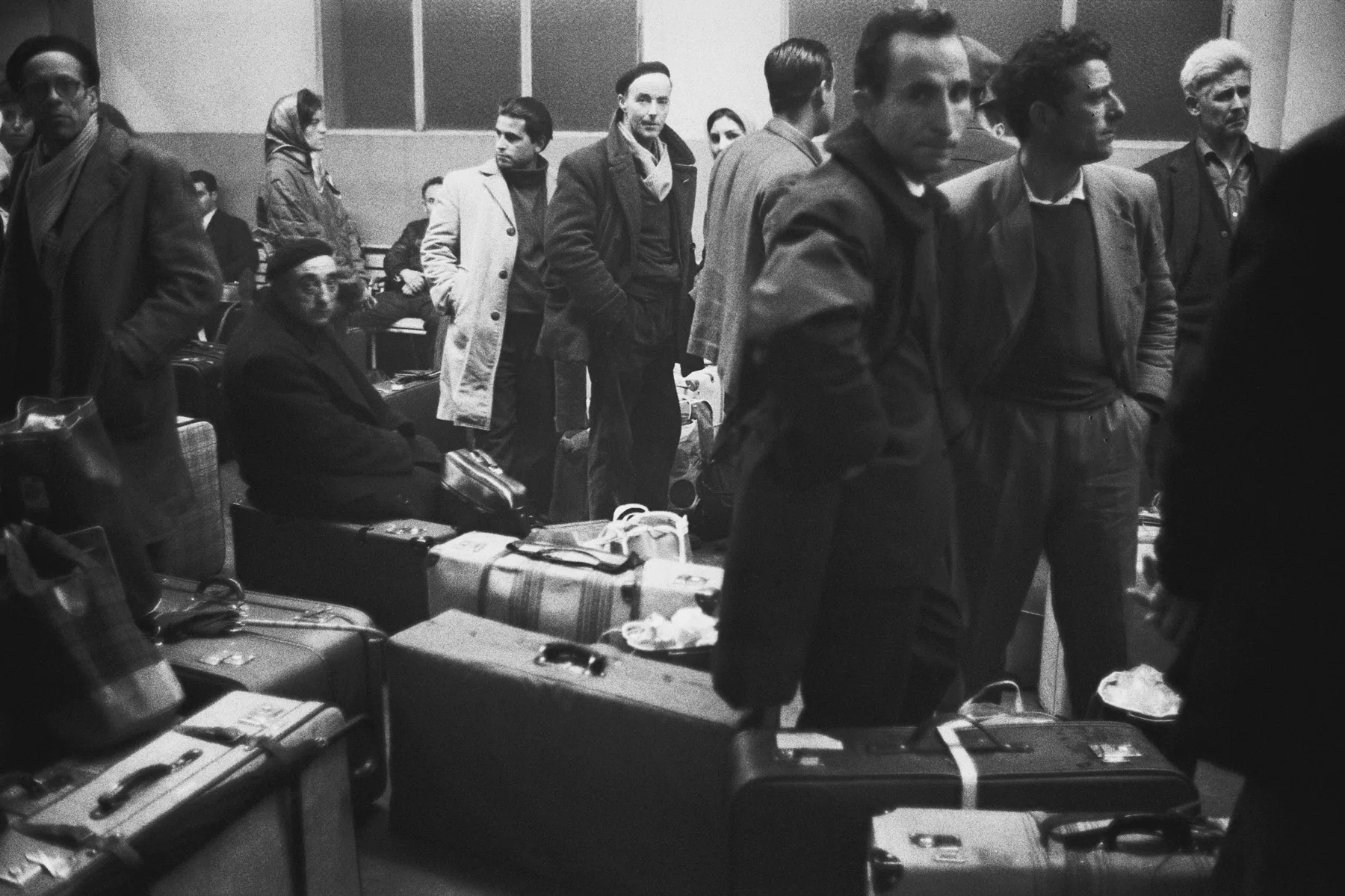 Italienische Arbeiter und eine italienische Familie warten auf ihre Abreise, um Weihnachten 1966 in ihrer Heimat zu feiern.