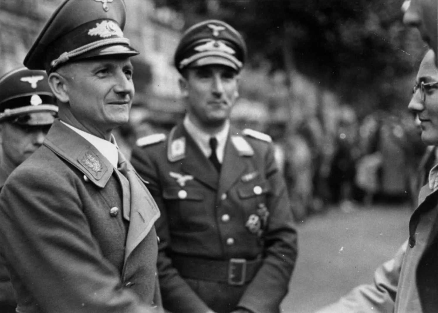 Foto von Robert Wagner (links) anlässlich der der Germanisierung der Strassennamen in Strassburg, 1940.