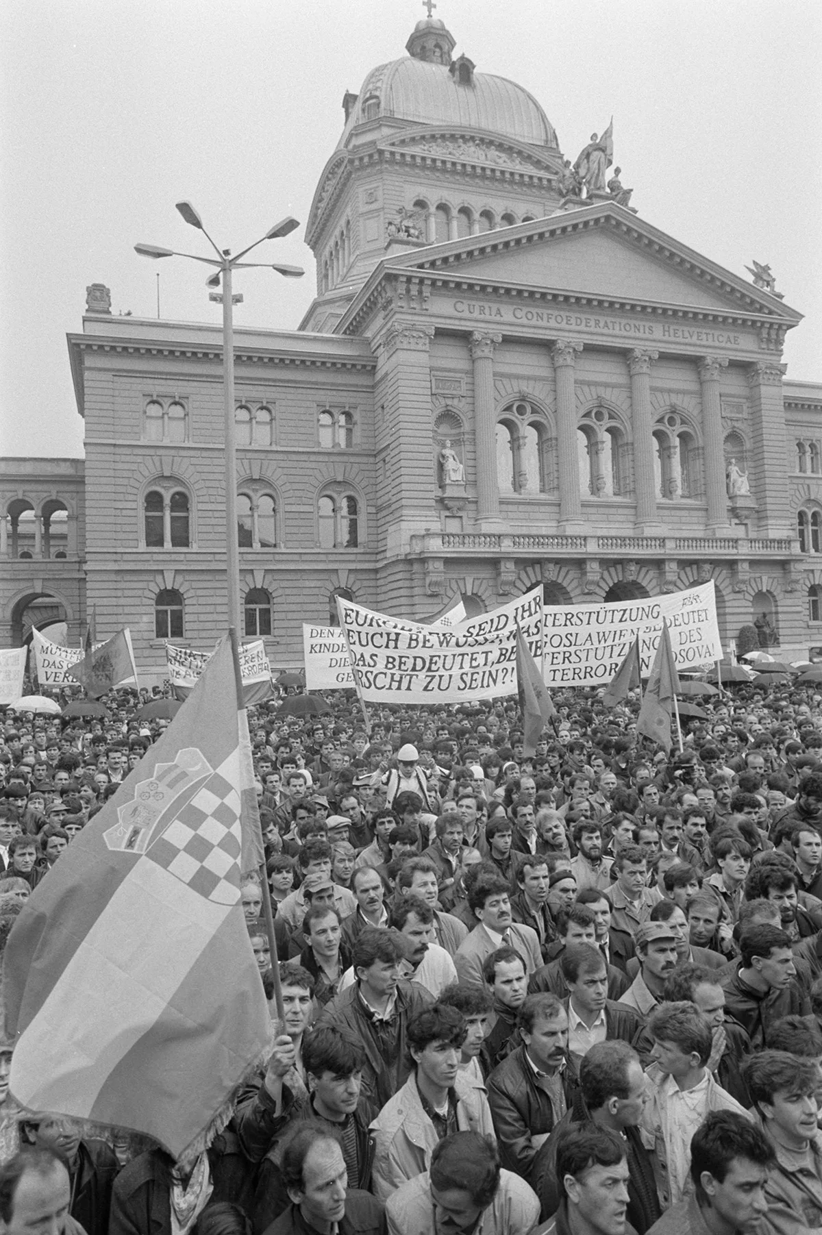 Demonstration of 4 May 1991 on Parliament Square in Bern against the oppression of the minorities in Kosovo.