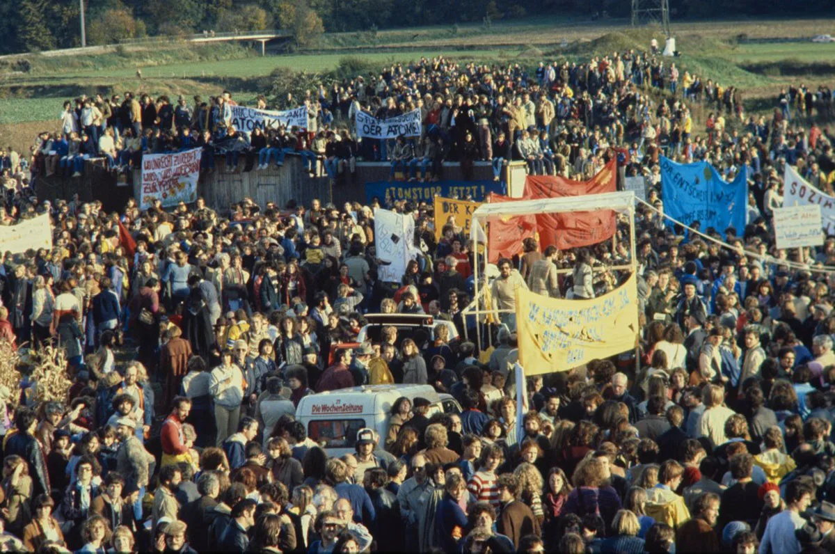 Demonstrierende beziehen Stellung auf dem Bauareal des AKW Kaiseraugst.