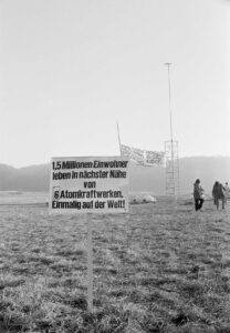 Im Dezember 1973 stellen Aktivistinnen und Aktivisten auf dem vorgesehenen Baugelände Plakate auf.