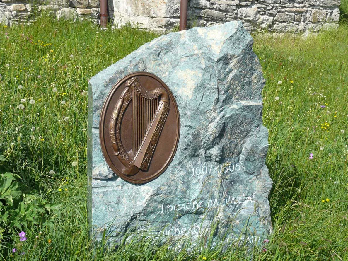 In der Nähe der Kolumbankirche in Andermatt erinnert ein Gedenkstein an die Irinnen und Iren, die durch die Schweiz reisten.